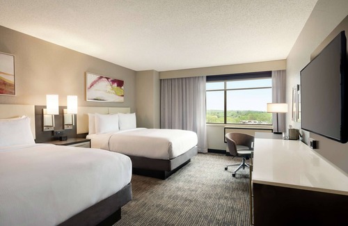 St. Paul Hotel | Discover DoubleTree by Hilton St. Paul East - Family-Friendly Oasis