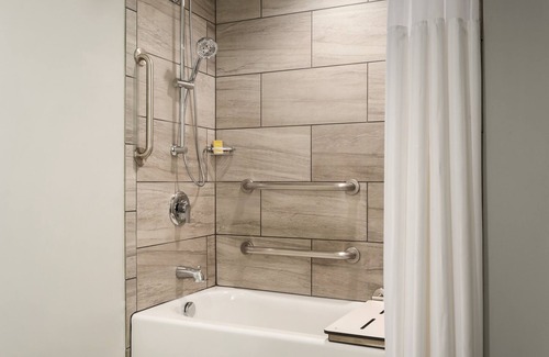 St. Paul Hotel | Discover DoubleTree by Hilton St. Paul East - Family-Friendly Oasis