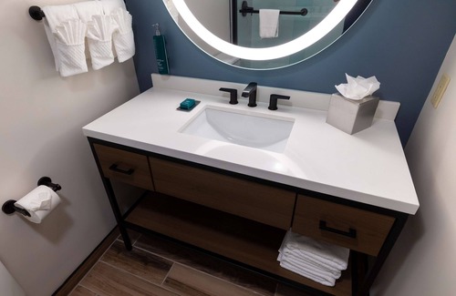 Tinton Falls Hotel | Comfortable Stay at DoubleTree by Hilton Tinton Falls