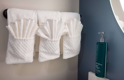 Tinton Falls Hotel | Comfortable Stay at DoubleTree by Hilton Tinton Falls