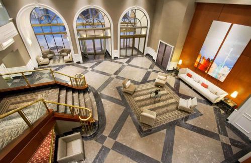 Bay Street Corridor Hotel | Discover DoubleTree by Hilton Toronto Downtown with Pool Access