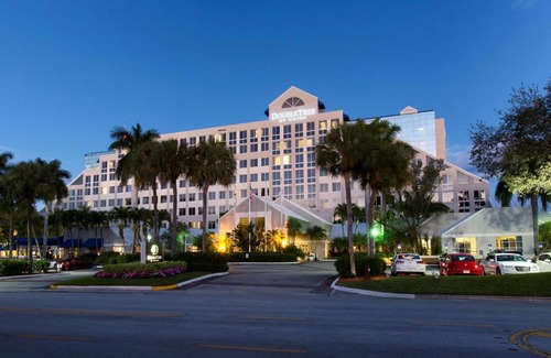 Deerfield Beach Hotel | Charming DoubleTree by Hilton: Oceanfront Retreat Awaits