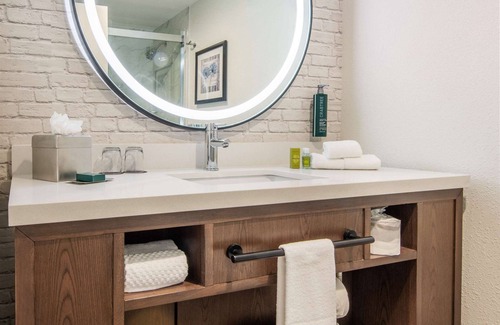 Cranbury Hotel | Top-Rated Doubletree by Hilton Monroe Township with Pool & Spa