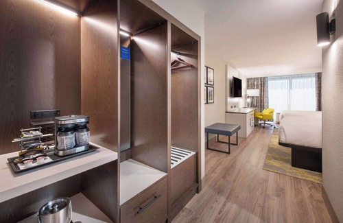 Cranbury Hotel | Top-Rated Doubletree by Hilton Monroe Township with Pool & Spa