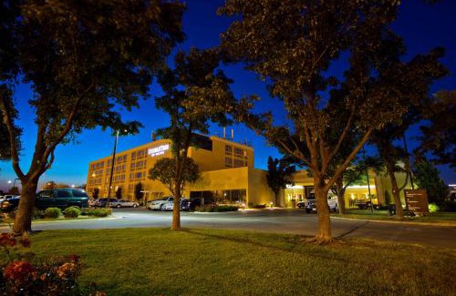 Wichita Hotel | Experience Comfort at DoubleTree by Hilton Wichita Airport