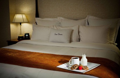 South Bend Hotel | Relax at Doubletree Hotel South Bend with Pool & Spa