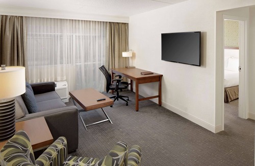 South Bend Hotel | Relax at Doubletree Hotel South Bend with Pool & Spa