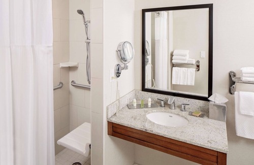 South Bend Hotel | Relax at Doubletree Hotel South Bend with Pool & Spa