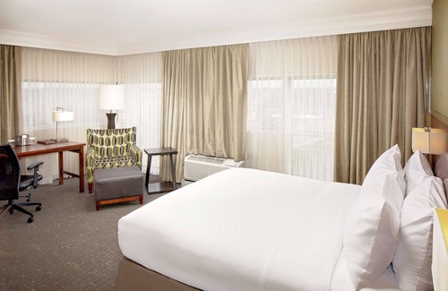 South Bend Hotel | Relax at Doubletree Hotel South Bend with Pool & Spa