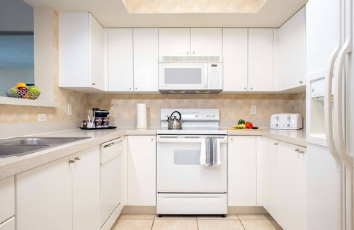 Sunny Isles Beach Resort | Relaxing Ocean View Retreat at DoubleTree Resort & Spa