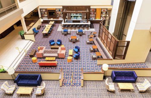 Plymouth Meeting Hotel | Inviting DoubleTree Suites by Hilton Philadelphia West