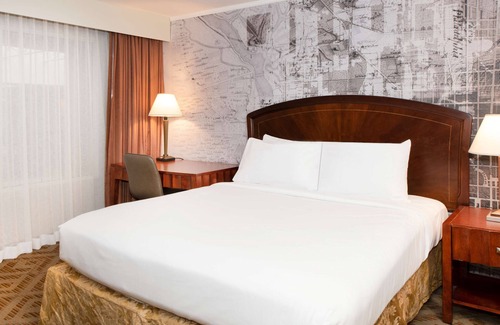 Plymouth Meeting Hotel | Comfortable DoubleTree Suites by Hilton Philadelphia West