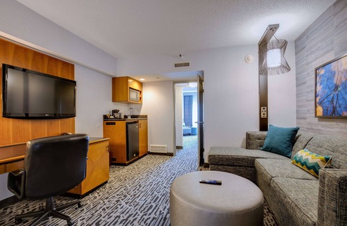 Downers Grove Hotel | Inviting DoubleTree Suites by Hilton: Pool, Spa & Dining