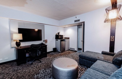 Downers Grove Hotel | Inviting DoubleTree Suites by Hilton: Pool, Spa & Dining