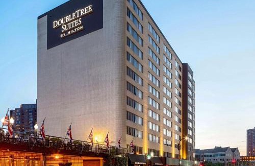 Downtown Minneapolis Hotel | Comfortable DoubleTree Suites by Hilton Minneapolis Downtown