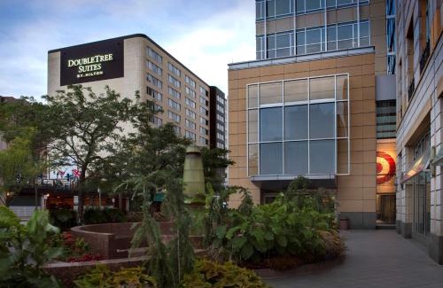 Downtown Minneapolis Hotel | Comfortable DoubleTree Suites by Hilton Minneapolis Downtown