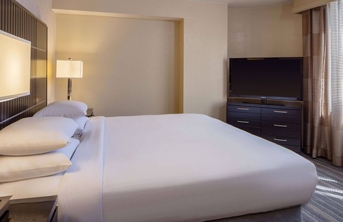 Downtown Minneapolis Hotel | Convenient DoubleTree Suites by Hilton Minneapolis Downtown