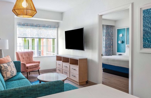 North Naples Hotel | Relax at DoubleTree Suites by Hilton Naples with Pool & Spa