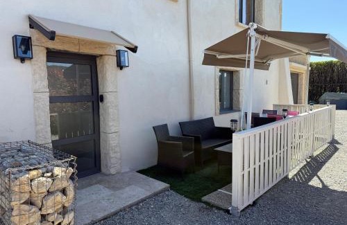 Le Pouzin Apartment | Cozy Retreat with Spa and Ocean Views for Memorable Stays