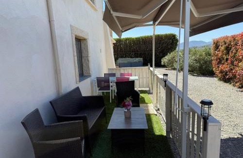Le Pouzin Apartment | Cozy Retreat with Spa and Ocean Views for Memorable Stays