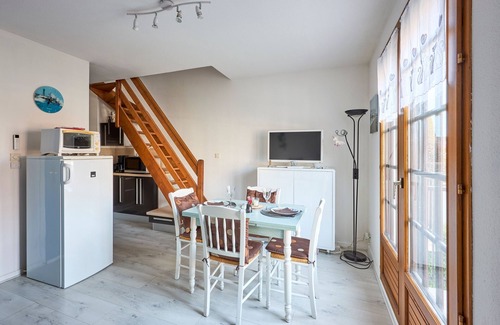 Courseulles-sur-Mer Apartment | Beachside Apartment Doudounette with Spa & Ocean View