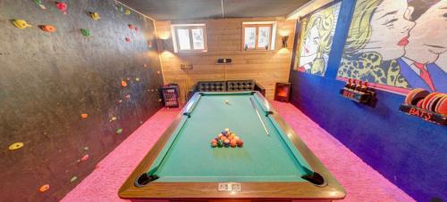Medraz Apartment | Doug's Mountain Getaway: Pet-Friendly Retreat with Top Views