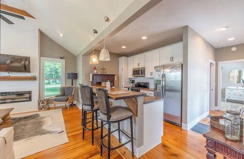 Douglas House | Douglas Cottage - Prime Location Near Beach and Downtown