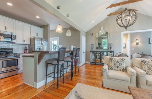 Douglas House | Douglas Cottage - Prime Location Near Beach and Downtown