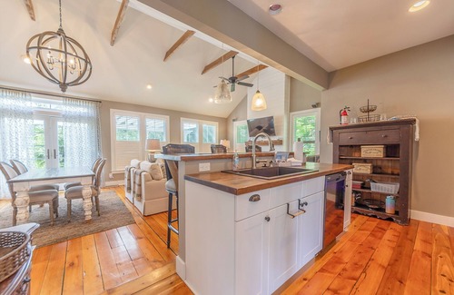 Douglas House | Douglas Cottage - Prime Location Near Beach and Downtown