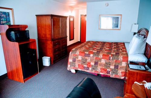 Douglas Hotel | Relax at Douglas Inn and Conference Center with Ocean Views