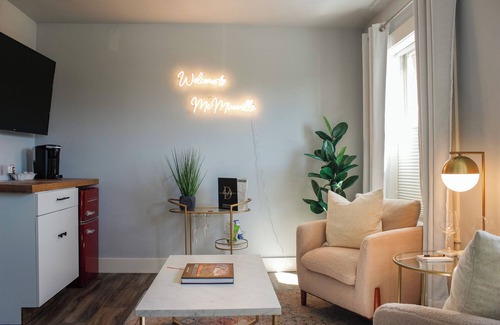 McMinnville Apartment | Charming Douglas on Third Corner Suite - Downtown McMinnville