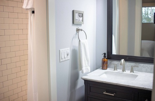 McMinnville Apartment | Charming Douglas on Third Corner Suite - Downtown McMinnville