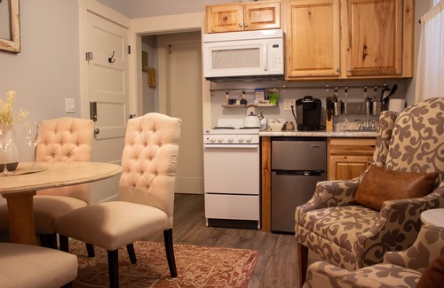 McMinnville Apartment | Experience Comfort at Douglas on Third with Spa & Breakfast
