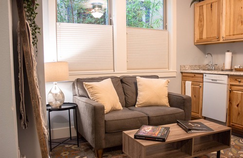 McMinnville Apartment | Experience Comfort at Douglas on Third with Spa & Breakfast