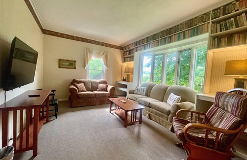 Pulaski Cabin | Top-Rated Douglaston Salmon Run - Manor Lodge with Dining