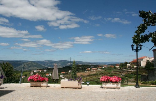 Armamar House | Elegant Douro House with Private Pool for Family Getaways