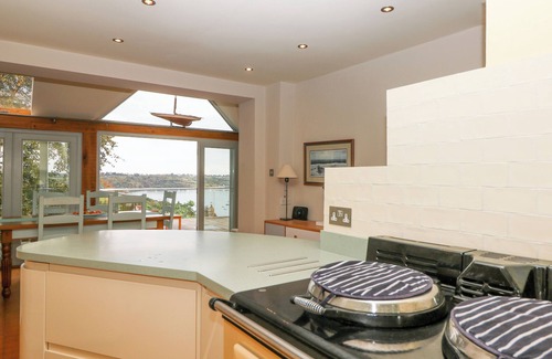 Dittisham Cottage | Family-Friendly Dove Cottage with Breakfast in Dittisham