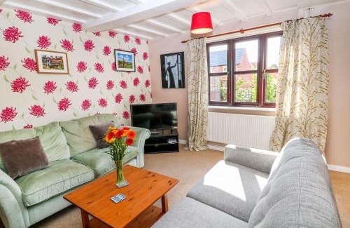 Clowne House | Pet-Friendly Dove Cottage: 9/10 Guest Rated Retreat