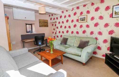 Clowne House | Pet-Friendly Dove Cottage: 9/10 Guest Rated Retreat
