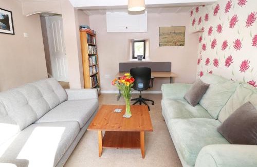 Clowne House | Pet-Friendly Dove Cottage: 9/10 Guest Rated Retreat