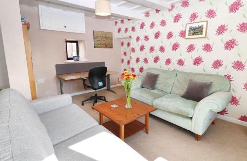Clowne House | Pet-Friendly Dove Cottage: 9/10 Guest Rated Retreat
