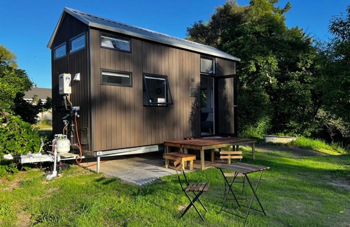 Ngatimoti House | Cozy Dove Creek Tiny House with Pet-Friendly Amenities