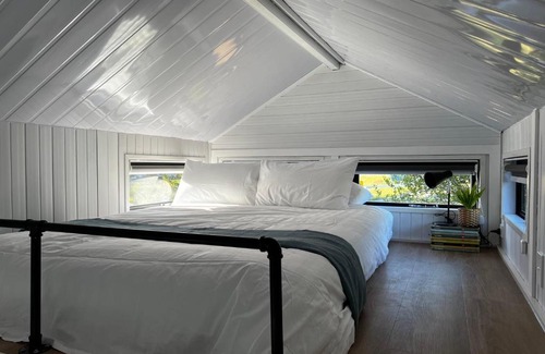 Ngatimoti House | Cozy Dove Creek Tiny House with Pet-Friendly Amenities