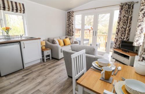 Black Torrington House | Enjoy Pet-Friendly Comfort at Dove Lodge - 4-Star Stay