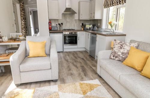Black Torrington House | Enjoy Pet-Friendly Comfort at Dove Lodge - 4-Star Stay