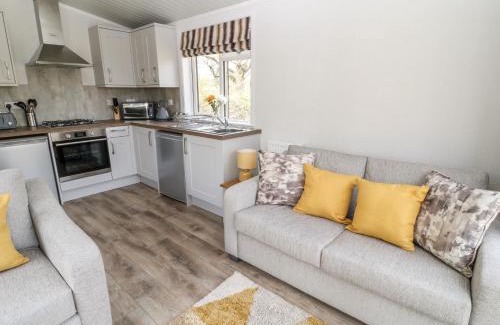 Black Torrington House | Enjoy Pet-Friendly Comfort at Dove Lodge - 4-Star Stay