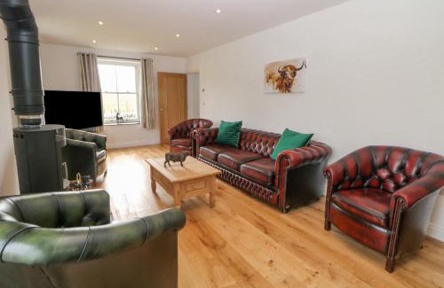 Hartington House | Elegant Dove Meadows House - A 4-Star Retreat Awaits