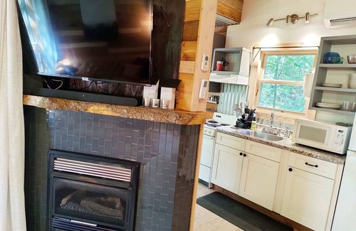 Monteagle Cabin | Experience Dove Treehouse Getaway: Hot Tub & Firepit Oasis
