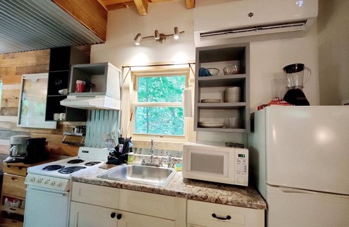 Monteagle Cabin | Experience Dove Treehouse Getaway: Hot Tub & Firepit Oasis