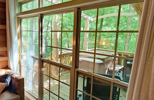 Monteagle Cabin | Experience Dove Treehouse Getaway: Hot Tub & Firepit Oasis